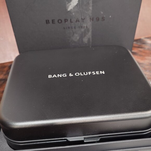 Bang & Olufsen Beoplay H95 Premium Wireless Headphones - Picture 2 of 9